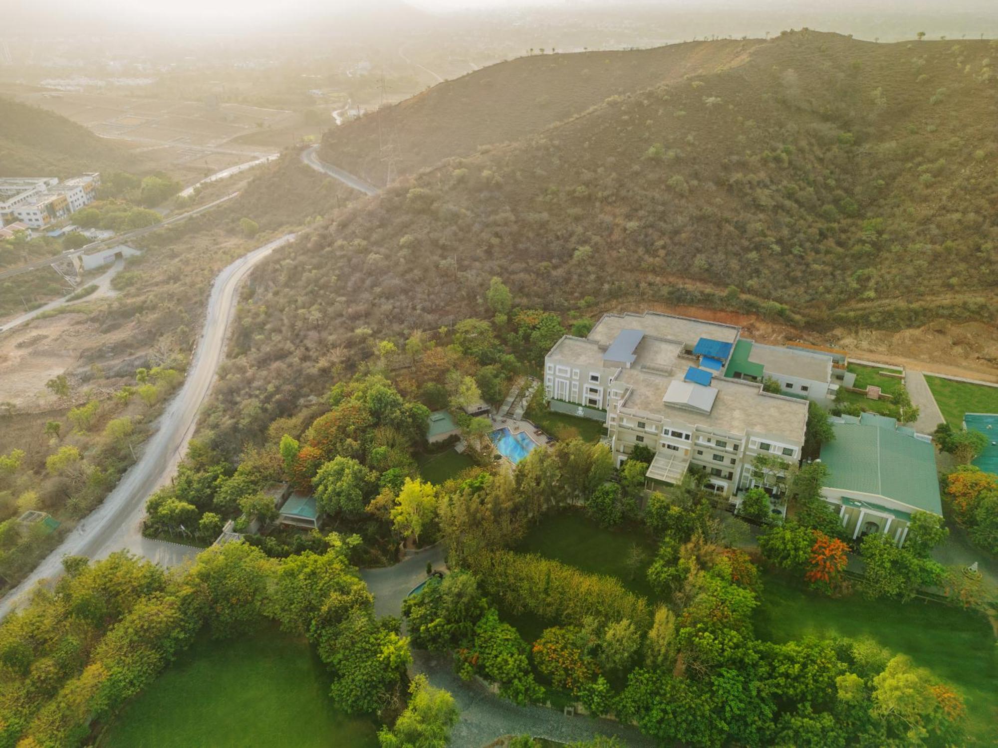 Essentia Luxury Resort & Spa Udaipur Luaran gambar