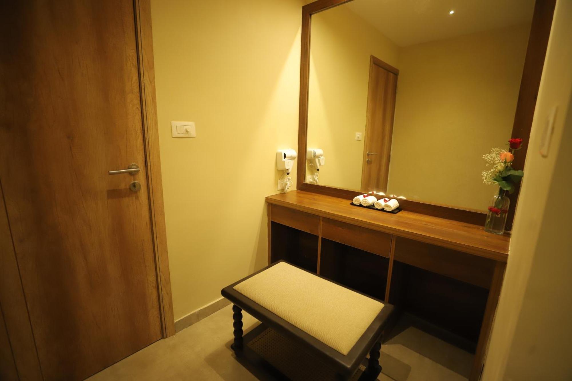 Essentia Luxury Resort & Spa Udaipur Luaran gambar